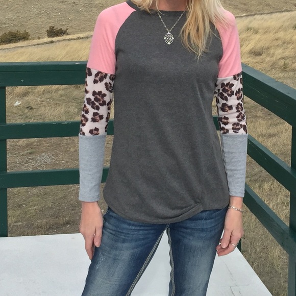 5⭐️❄️Leopard Print patchwork long sleeve crew - Picture 7 of 8